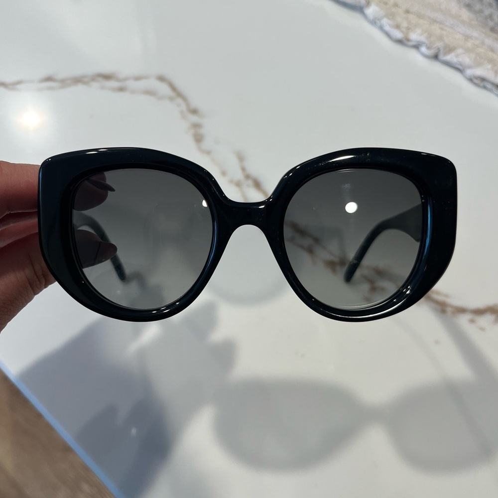 LIKE-NEW Loewe Black Oversized Sunglasses with Chic Curvy Logo